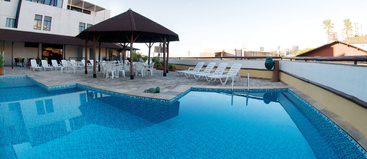 VOCÊ COM OS PÉS NA PISCINA E A ALMA NO MAR.